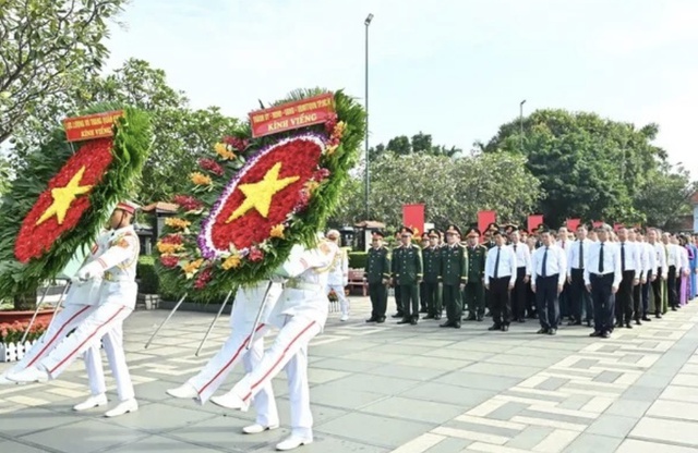Lãnh đạo TPHCM dâng hương tưởng nhớ các anh hùng liệt sĩ, Mẹ Việt Nam anh hùng- Ảnh 3.