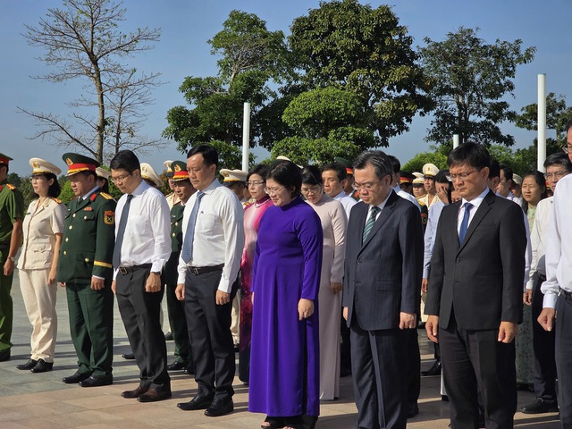 Lãnh đạo TPHCM dâng hương tưởng nhớ các anh hùng liệt sĩ, Mẹ Việt Nam anh hùng- Ảnh 4.