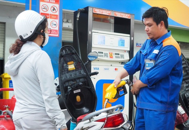 Thí điểm xăng sinh học E10 tại 36 cửa hàng trên địa bàn TPHCM- Ảnh 1.