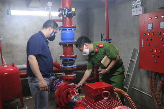 Chủ tịch TPHCM chỉ đạo 'nóng' sau vụ cháy tại cư xá Độc Lập- Ảnh 2. Chủ tịch TPHCM chỉ đạo 'nóng' sau vụ cháy tại cư xá Độc Lập- Ảnh 2.