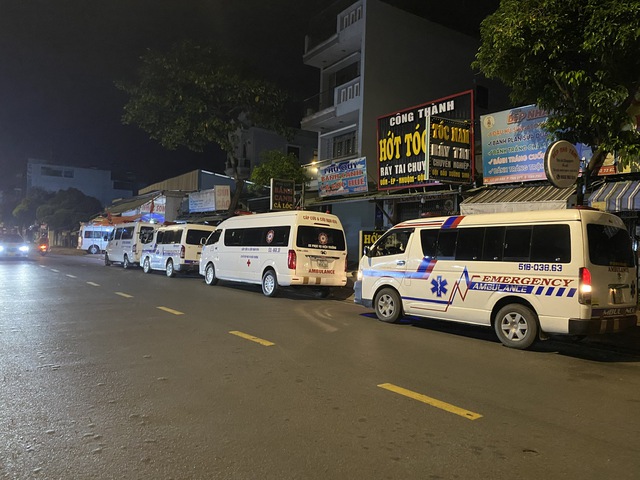 Chủ tịch UBND TPHCM đến hiện trường chỉ đạo khắc phục vụ cháy tại cư xá Độc Lập- Ảnh 3. Chủ tịch UBND TPHCM đến hiện trường chỉ đạo khắc phục vụ cháy tại cư xá Độc Lập- Ảnh 3.