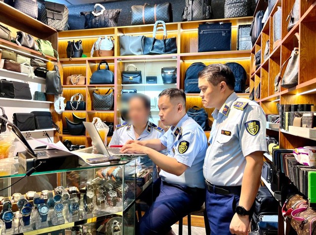 TPHCM tăng cường chống hàng giả, hàng nhái trước mùa mua sắm cuối năm- Ảnh 1. TPHCM tăng cường chống hàng giả, hàng nhái trước mùa mua sắm cuối năm- Ảnh 1.