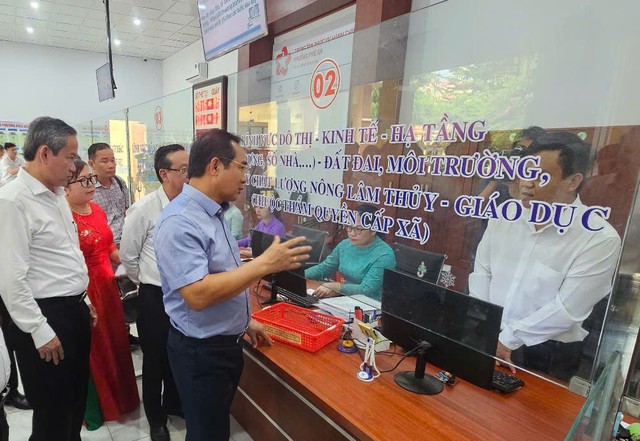Các trung tâm phục vụ hành chính công đảm bảo thông suốt, phục vụ hiệu quả nhân dân- Ảnh 1. Các trung tâm phục vụ hành chính công đảm bảo thông suốt, phục vụ hiệu quả nhân dân- Ảnh 1.