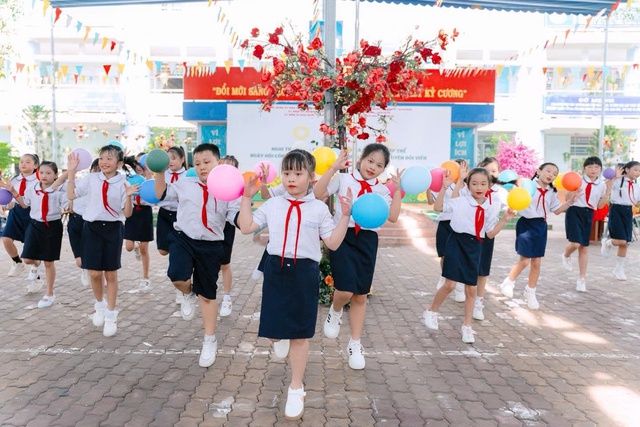 Học sinh lớp 1, 9 và 12 tại TPHCM tựu trường năm học mới 2025 - 2026- Ảnh 1.