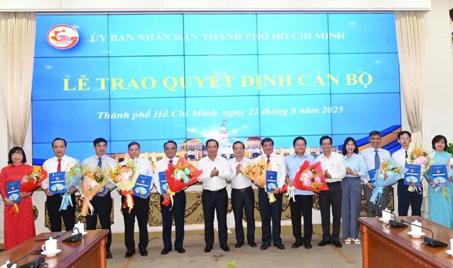 Trao quyết định bổ nhiệm Trưởng BQL các KCX&CN và Giám đốc Sở NN&MT- Ảnh 3. Trao quyết định bổ nhiệm Trưởng BQL các KCX&CN và Giám đốc Sở NN&MT- Ảnh 3.