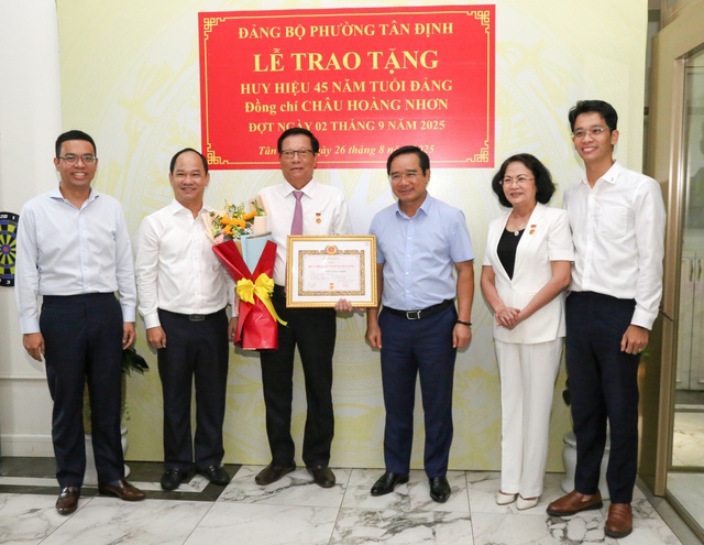 Bí thư Thành ủy TPHCM trao Huy hiệu 80 năm tuổi Đảng cho đảng viên lão thành- Ảnh 2. Bí thư Thành ủy TPHCM trao Huy hiệu 80 năm tuổi Đảng cho đảng viên lão thành- Ảnh 2.
