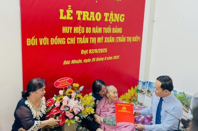 Bí thư Thành ủy TPHCM trao Huy hiệu 80 năm tuổi Đảng cho đảng viên lão thành- Ảnh 1. Bí thư Thành ủy TPHCM trao Huy hiệu 80 năm tuổi Đảng cho đảng viên lão thành- Ảnh 1.