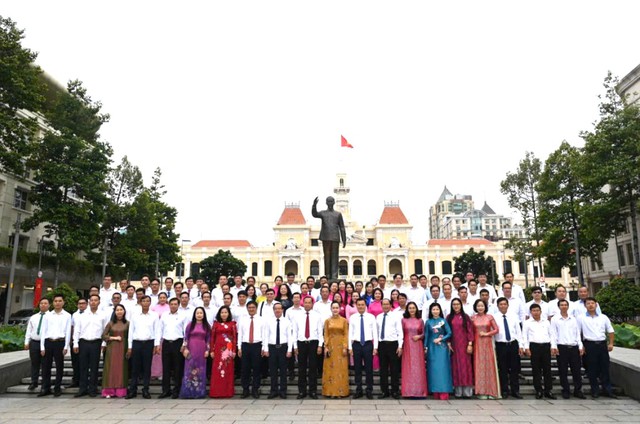 Lãnh đạo TPHCM dâng hoa nhân kỷ niệm 80 năm Ngày Quốc khánh 2/9- Ảnh 2. Lãnh đạo TPHCM dâng hoa nhân kỷ niệm 80 năm Ngày Quốc khánh 2/9- Ảnh 2.