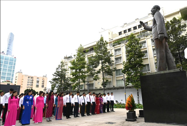 Lãnh đạo TPHCM dâng hoa nhân kỷ niệm 80 năm Ngày Quốc khánh 2/9- Ảnh 1. Lãnh đạo TPHCM dâng hoa nhân kỷ niệm 80 năm Ngày Quốc khánh 2/9- Ảnh 1.