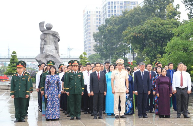 Bí thư Thành ủy Trần Lưu Quang và đoàn đại biểu TPHCM dâng hương tưởng nhớ Anh hùng liệt sĩ- Ảnh 1.