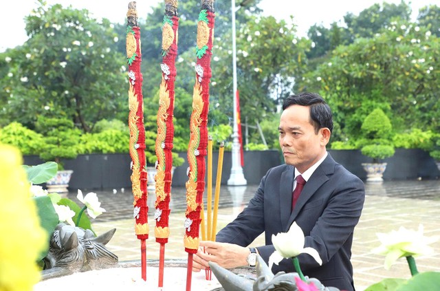 Bí thư Thành ủy Trần Lưu Quang và đoàn đại biểu TPHCM dâng hương tưởng nhớ Anh hùng liệt sĩ- Ảnh 2.