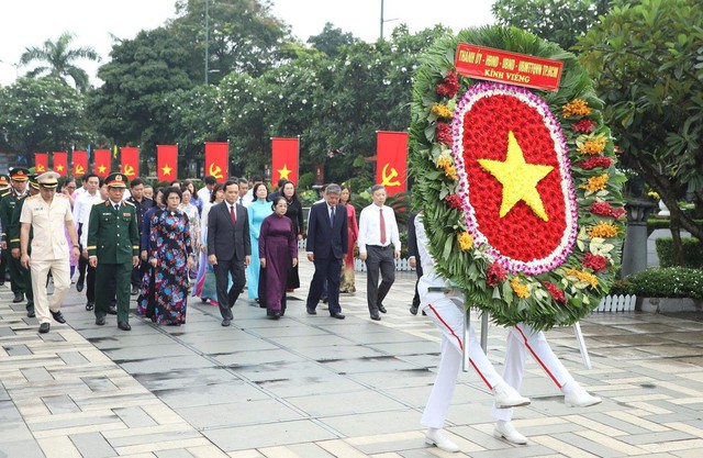 Bí thư Thành ủy Trần Lưu Quang và đoàn đại biểu TPHCM dâng hương tưởng nhớ Anh hùng liệt sĩ- Ảnh 3.