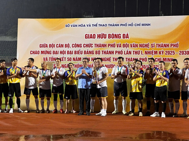 Tổ chức bóng đá giao hữu chào mừng Đại hội Đảng bộ TPHCM lần I nhiệm kỳ 2025-2030- Ảnh 4.