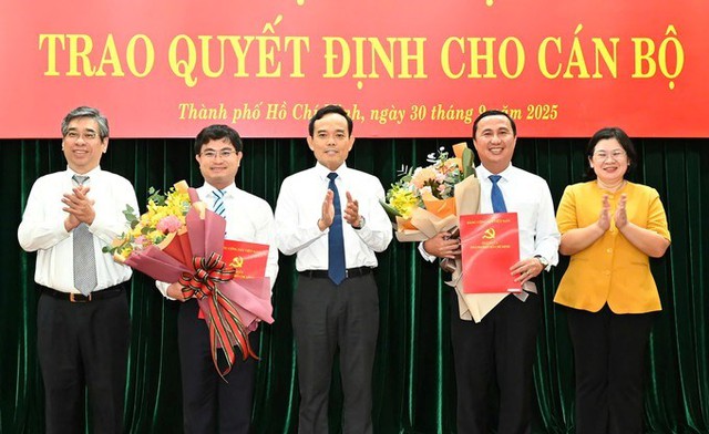 Bí thư Thành ủy TPHCM Trần Lưu Quang trao quyết định nhân sự - Ảnh 1.