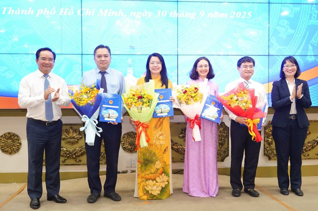 Chủ tịch UBND TPHCM trao quyết định bổ nhiệm lãnh đạo các sở, ngành- Ảnh 3.