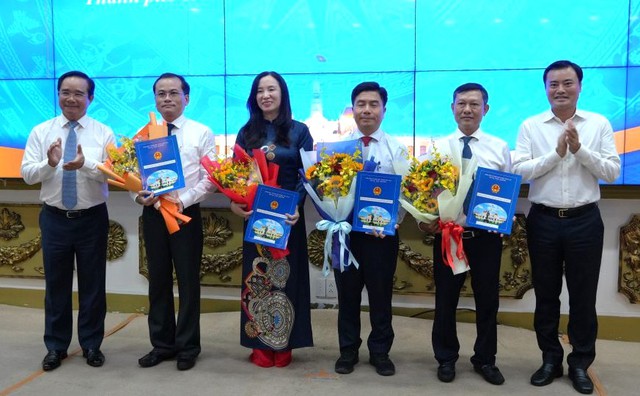 Chủ tịch UBND TPHCM trao quyết định bổ nhiệm lãnh đạo các sở, ngành- Ảnh 2.