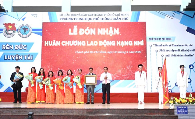 Nhiều trường học đón nhận Huân chương Lao động trong lễ khai giảng năm học mới- Ảnh 1. Nhiều trường học đón nhận Huân chương Lao động trong lễ khai giảng năm học mới- Ảnh 1.