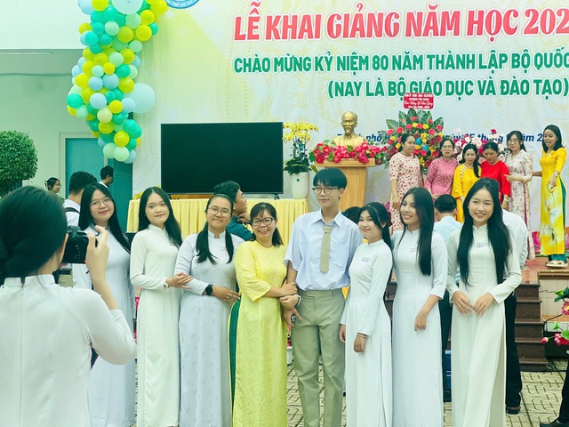 Nhiều trường học đón nhận Huân chương Lao động trong lễ khai giảng năm học mới- Ảnh 3. Nhiều trường học đón nhận Huân chương Lao động trong lễ khai giảng năm học mới- Ảnh 3.
