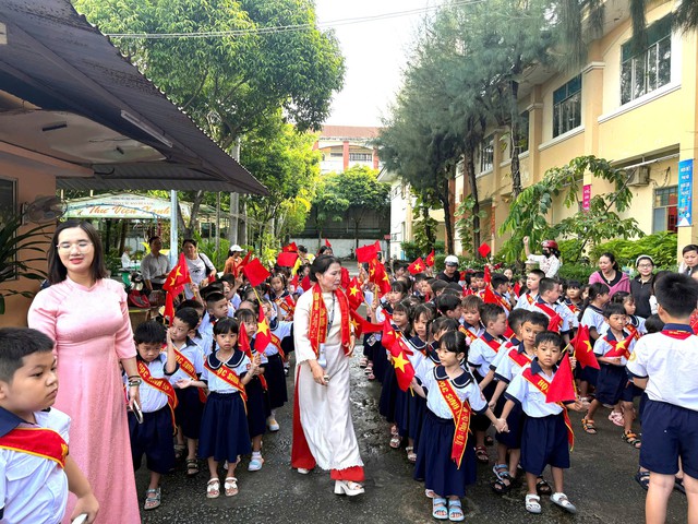 Các em học sinh TPHCM vui mừng khai giảng năm học mới- Ảnh 3. Các em học sinh TPHCM vui mừng khai giảng năm học mới- Ảnh 3.