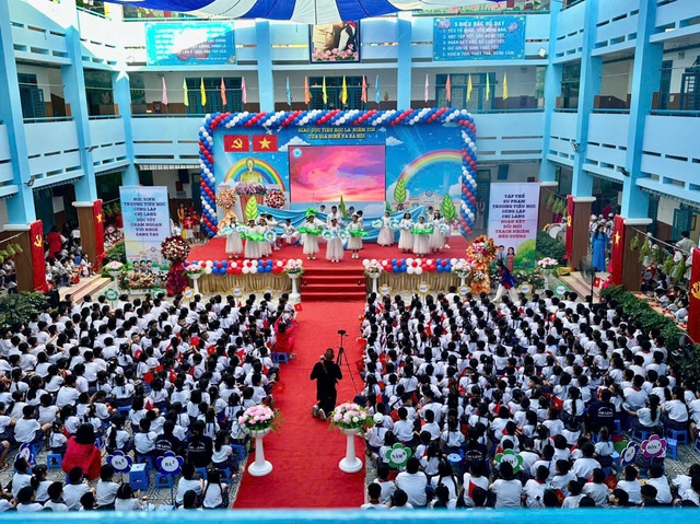 Các em học sinh TPHCM vui mừng khai giảng năm học mới- Ảnh 7. Các em học sinh TPHCM vui mừng khai giảng năm học mới- Ảnh 7.