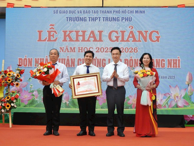 Nhiều trường học đón nhận Huân chương Lao động trong lễ khai giảng năm học mới- Ảnh 2. Nhiều trường học đón nhận Huân chương Lao động trong lễ khai giảng năm học mới- Ảnh 2.