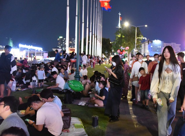 Pháo hoa rực sáng trên bầu trời TPHCM chào đón năm mới 2026- Ảnh 3.