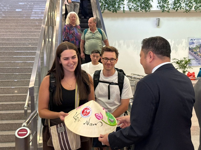 Khách quốc tế “ xông đất” TPHCM đầu năm mới 2026 - Ảnh 2.