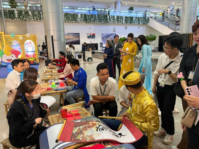 Khách quốc tế “ xông đất” TPHCM đầu năm mới 2026 - Ảnh 3.