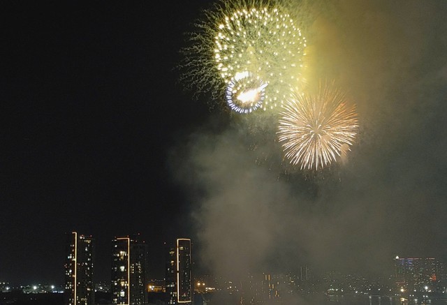 Pháo hoa rực sáng trên bầu trời TPHCM chào đón năm mới 2026- Ảnh 2.