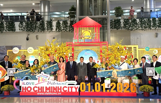 Khách quốc tế “ xông đất” TPHCM đầu năm mới 2026 - Ảnh 1.