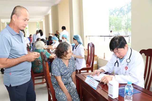 Lãnh đạo TPHCM tặng quà Tết cho người dân có hoàn cảnh khó khăn tại các xã Hồ Tràm và Xuyên Mộc- Ảnh 2.