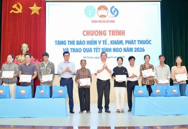 Lãnh đạo TPHCM tặng quà Tết cho người dân có hoàn cảnh khó khăn tại các xã Hồ Tràm và Xuyên Mộc- Ảnh 1.