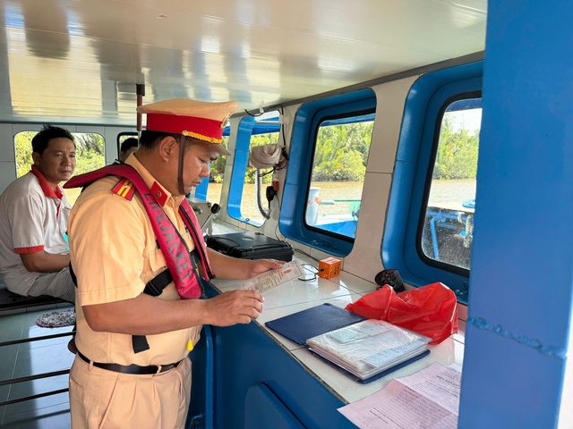 CSGT TPHCM tăng cường kiểm soát chặt chẽ hoạt động kinh doanh vận tải hành khách dịp Tết - Ảnh 2. CSGT TPHCM tăng cường kiểm soát chặt chẽ hoạt động kinh doanh vận tải hành khách dịp Tết - Ảnh 2.