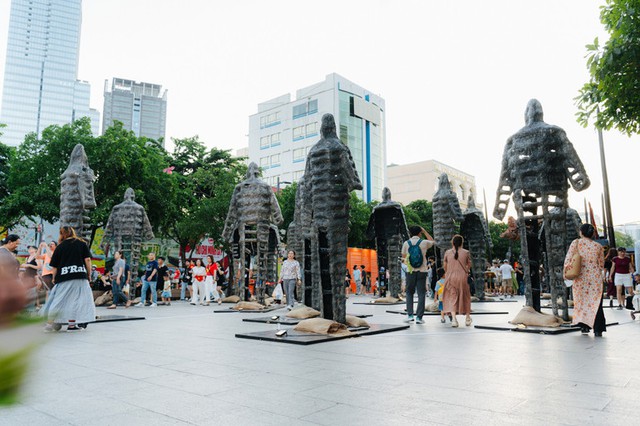 Hoạ sĩ Lê Hữu Hiếu - đưa lịch sử vào đời sống đương đại bằng nghệ thuật- Ảnh 2.