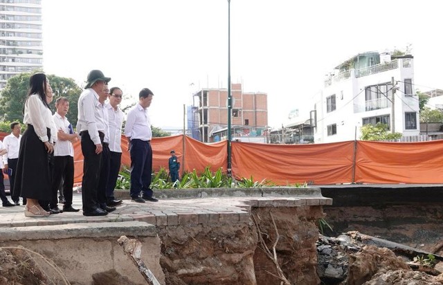 Xử lý sạt lở bờ kênh Tàu Hủ: Hoàn thành trước Tết Nguyên đán- Ảnh 1.