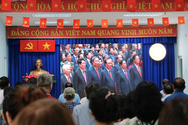 Người dân TPHCM phấn khởi theo dõi trực tiếp khai mạc Đại hội XIV của Đảng- Ảnh 1.