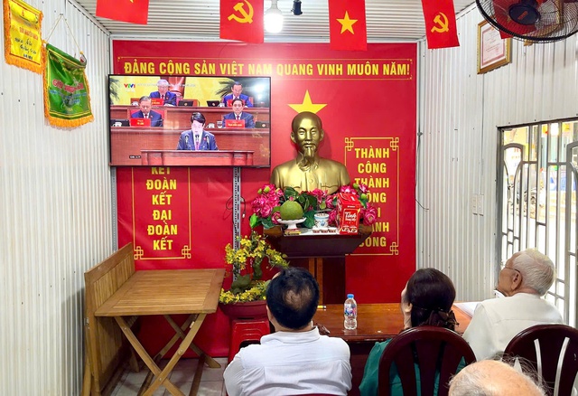 Người dân TPHCM phấn khởi theo dõi trực tiếp khai mạc Đại hội XIV của Đảng- Ảnh 3.