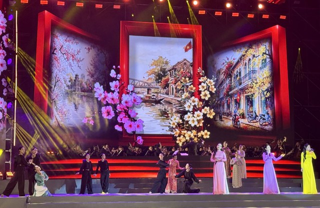 Chương trình nghệ thuật “Ánh sáng niềm tin và khát vọng” chào mừng Đại hội XIV của Đảng thành công - Ảnh 2.