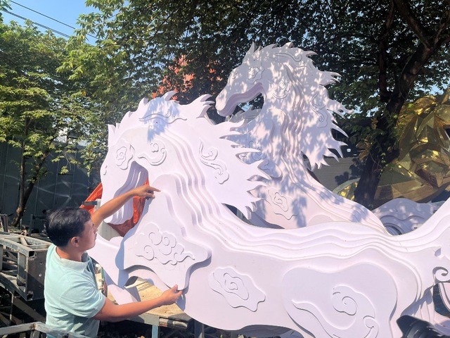 Thăm xưởng chế tác linh vật Đường hoa Nguyễn Huệ Tết Bính Ngọ 2026- Ảnh 1.