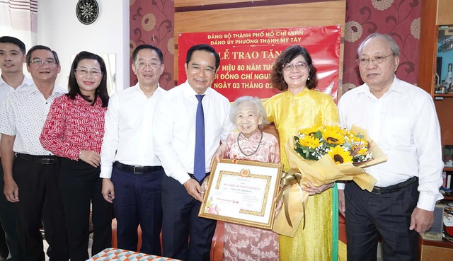Chủ tịch UBND TPHCM trao Huy hiệu 80 năm tuổi Đảng cho đảng viên Nguyễn Thị Dũng- Ảnh 1.