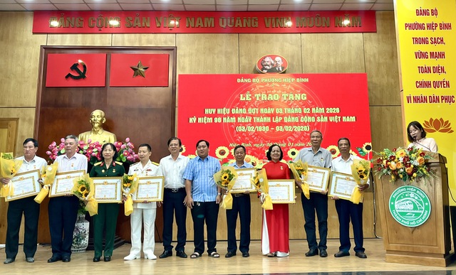 Chủ tịch UBND TPHCM trao Huy hiệu 80 năm tuổi Đảng cho đảng viên Nguyễn Thị Dũng- Ảnh 2.