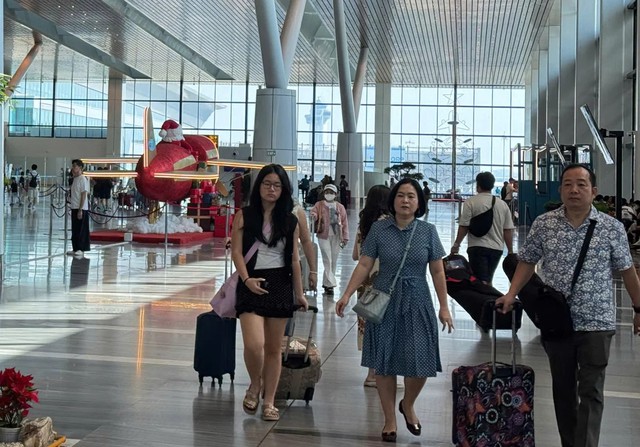 Ngày cuối kỳ nghỉ Tết Dương lịch 2026, sân bay Tân Sơn Nhất khai thác 809 chuyến bay- Ảnh 1.