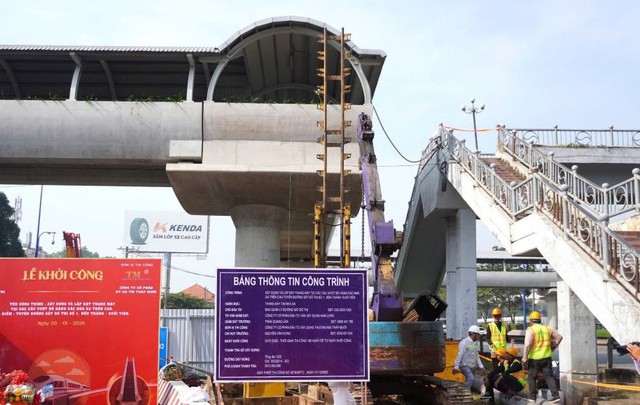 Lắp đặt thang máy tại các cầu vượt bộ hành tuyến metro 1- Ảnh 1.