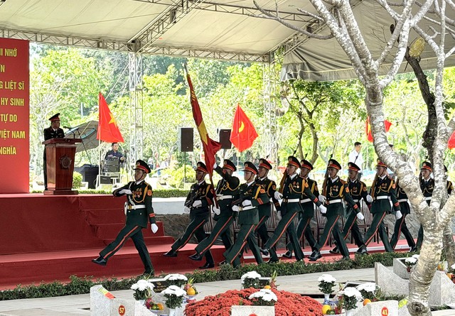 Đông đảo người dân dâng hương tưởng niệm các Anh hùng liệt sĩ- Ảnh 2. Đông đảo người dân dâng hương tưởng niệm các Anh hùng liệt sĩ- Ảnh 2.