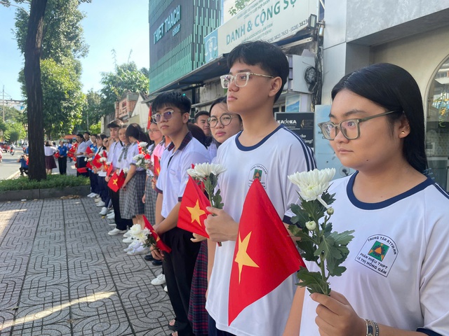 Đông đảo người dân dâng hương tưởng niệm các Anh hùng liệt sĩ- Ảnh 1. Đông đảo người dân dâng hương tưởng niệm các Anh hùng liệt sĩ- Ảnh 1.
