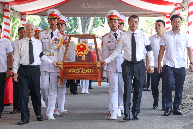 Đông đảo người dân dâng hương tưởng niệm các Anh hùng liệt sĩ- Ảnh 3. Đông đảo người dân dâng hương tưởng niệm các Anh hùng liệt sĩ- Ảnh 3.