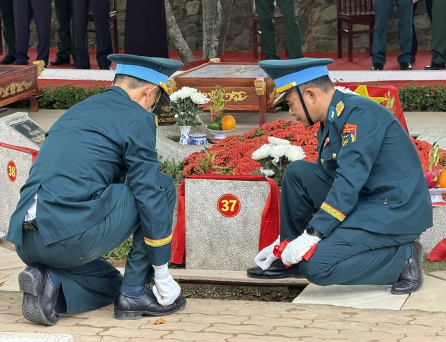 Đông đảo người dân dâng hương tưởng niệm các Anh hùng liệt sĩ- Ảnh 5. Đông đảo người dân dâng hương tưởng niệm các Anh hùng liệt sĩ- Ảnh 5.