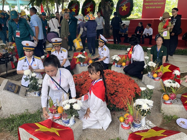 Đông đảo người dân dâng hương tưởng niệm các Anh hùng liệt sĩ- Ảnh 8. Đông đảo người dân dâng hương tưởng niệm các Anh hùng liệt sĩ- Ảnh 8.