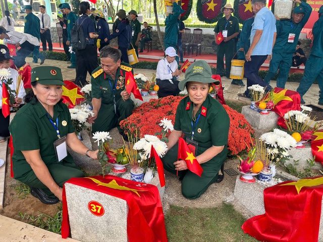 Đông đảo người dân dâng hương tưởng niệm các Anh hùng liệt sĩ- Ảnh 9. Đông đảo người dân dâng hương tưởng niệm các Anh hùng liệt sĩ- Ảnh 9.