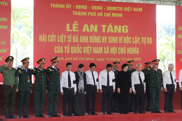 Đông đảo người dân dâng hương tưởng niệm các Anh hùng liệt sĩ- Ảnh 4. Đông đảo người dân dâng hương tưởng niệm các Anh hùng liệt sĩ- Ảnh 4.